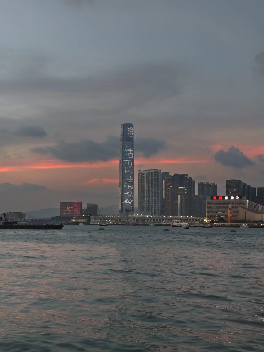 Scwang_9986's tweet photo. 用青春的激情，点亮梦想的火把，指引前进的道路，开创美好的明天；用青春的热情，敲响拼搏的鼓点，增强个人的毅力，创造辉煌的人生。五四青年节，祝各位节日快乐！青春永驻！ https://t.co/TjBZlp39Sr