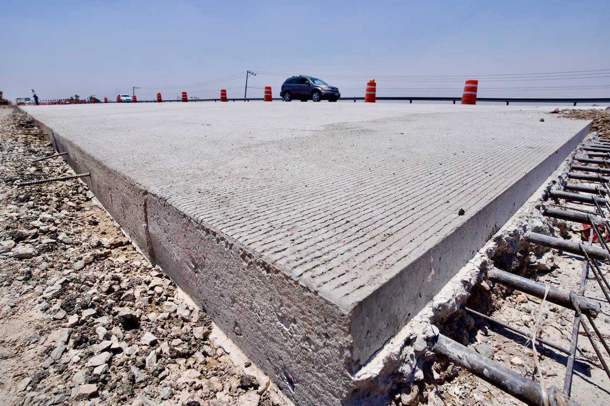 EnriqueAlfaroR's tweet photo. Con un total de 2,700 m³ de concreto, ya concluyeron los colados en los tres carriles del cuerpo oriente, en la primera etapa de Mi Macro Periférico a Tonalá, desde av. Cihualpilli hasta 930 m en dirección hacia el norte, y la diferencia es clara, miren nada más estas fotos. 

Además, la SIOP sigue avanzando en la construcción de la cuneta para resolver el drenaje pluvial y la siguiente semana arranca la intervención del contraflujo y así, mientras unos estrenan concreto, se sigue la transformación de esta vía del lado poniente.