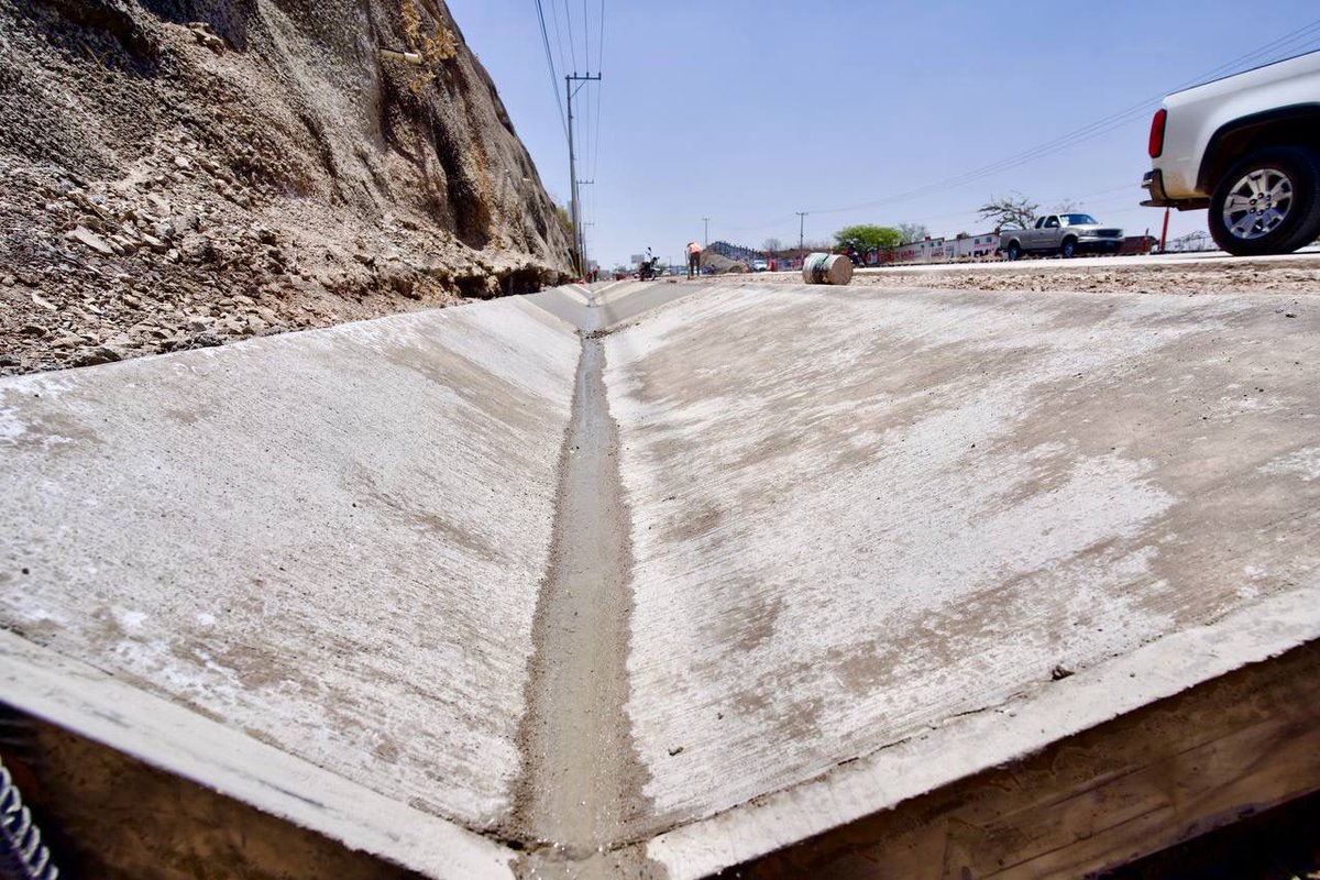 EnriqueAlfaroR's tweet photo. Con un total de 2,700 m³ de concreto, ya concluyeron los colados en los tres carriles del cuerpo oriente, en la primera etapa de Mi Macro Periférico a Tonalá, desde av. Cihualpilli hasta 930 m en dirección hacia el norte, y la diferencia es clara, miren nada más estas fotos. 

Además, la SIOP sigue avanzando en la construcción de la cuneta para resolver el drenaje pluvial y la siguiente semana arranca la intervención del contraflujo y así, mientras unos estrenan concreto, se sigue la transformación de esta vía del lado poniente.