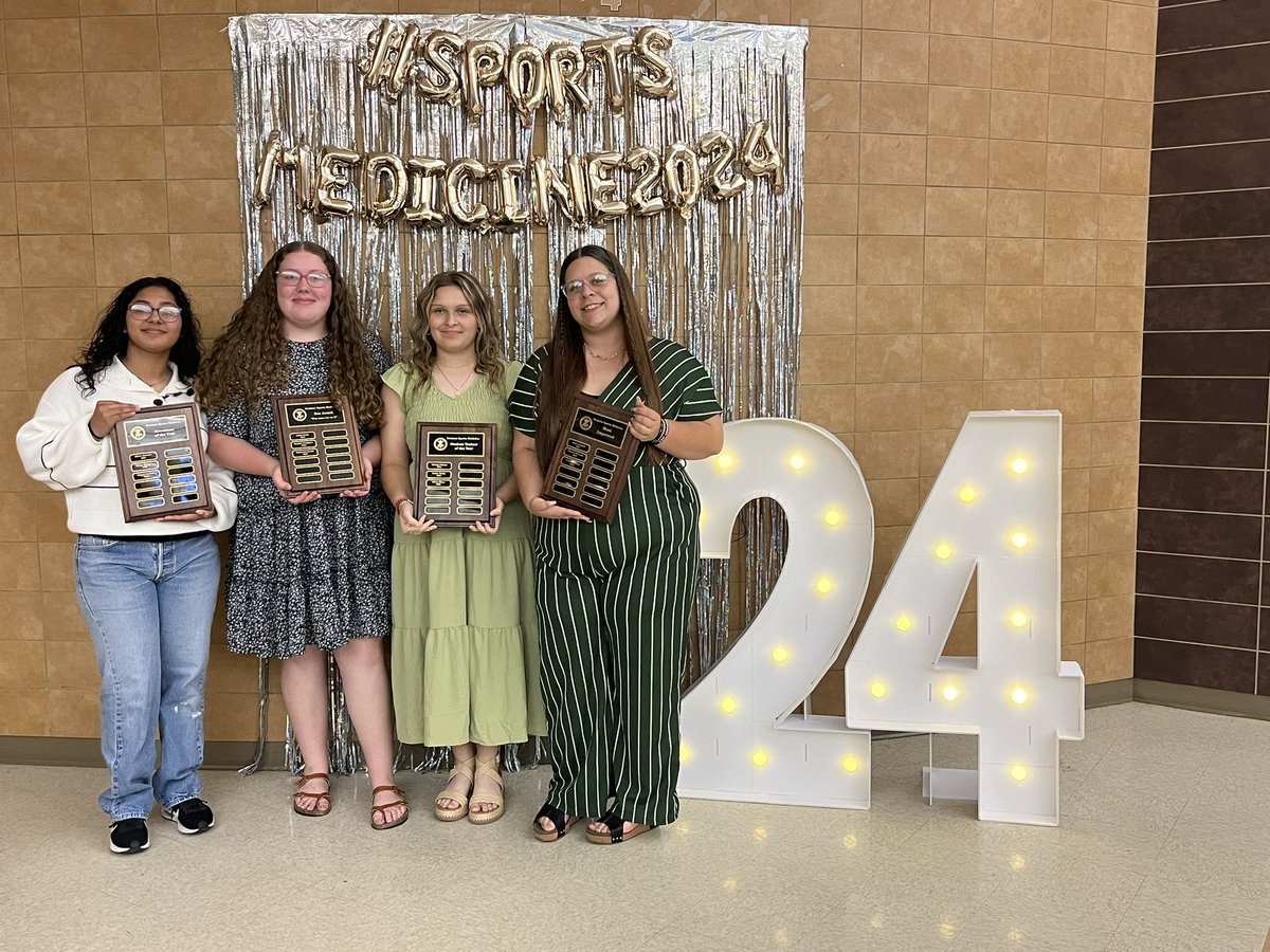 DHSSportsMed20's tweet photo. Sports medicine 2024 banquet was a success! We are so thankful for our kids and all the hard work they put in to the program! 
Newcomer of the year: Bianca Sauceda 
Doc Award: Elizabeth Arnold 
Student Trainer of the year: Olivia White
Most improved: Londyn Hilliard https://t.co/h27XlsWbov