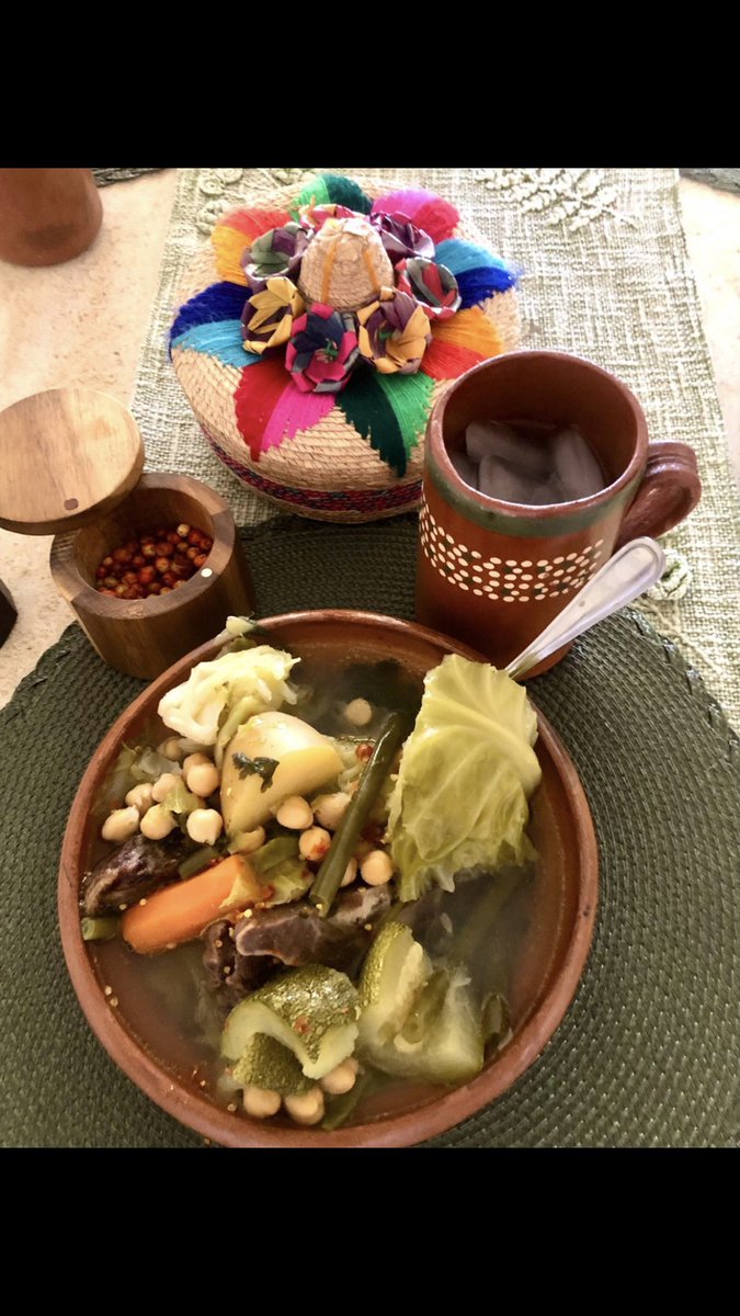 VictorMendozaL's tweet photo. Algunos de nuestros televidentes nos muestran su comida del día… esto lo vemos en jueves de pipirin. ¿Se antoja verdad? #EntreTodosDigital https://t.co/DQA8aazY0l