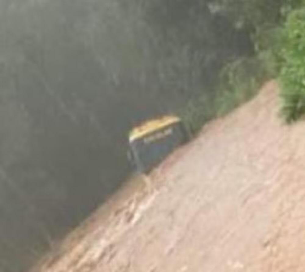 🚨BRASIL: Motorista tira crianças pela saída de emergência do ônibus antes de ser engolido pela água, em Santa Catarina.