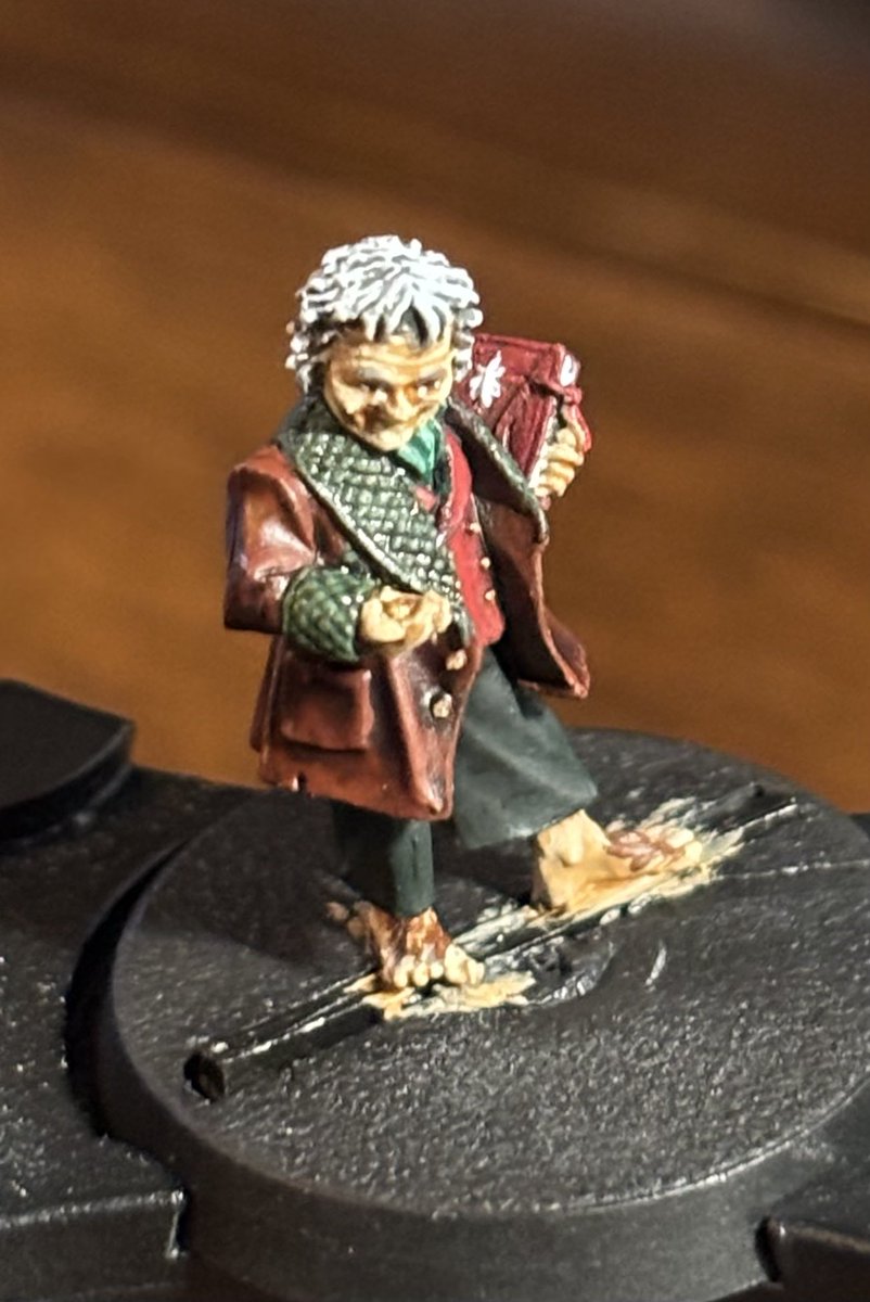 As promised!
Here’s Bilbo from tonight’s #stream

New phone can take pretty decent mini pictures!
I’m really pleased with his eyes and face wrinkles!

#mesbg #lotr #minipainting #vtuber