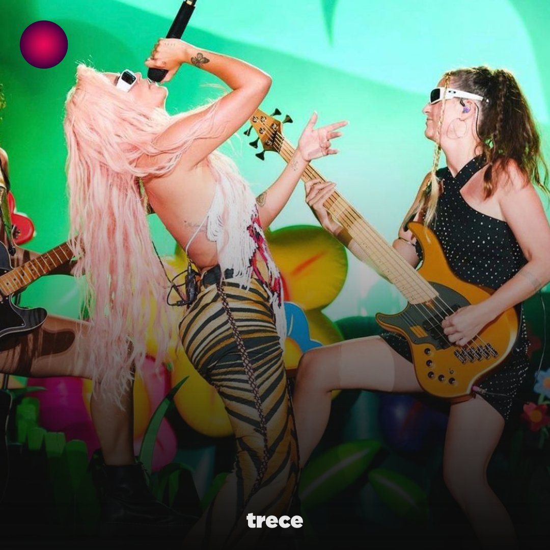 trecepy's tweet photo. ¡En la banda de la Bichota, corre sangre guaraní! 🎸🇵🇾

 ✨Se trata de Patricia Ligia Gómez Ferolla, ella es la encargada del bajo que recorre escenarios con la banda que acompaña a Karol G en su tour "Mañana será bonito" 🌈😍

🎸La artista es hija de un médico paraguayo que actualmente vive en Uruguay.

#Trece #SiempreConectados