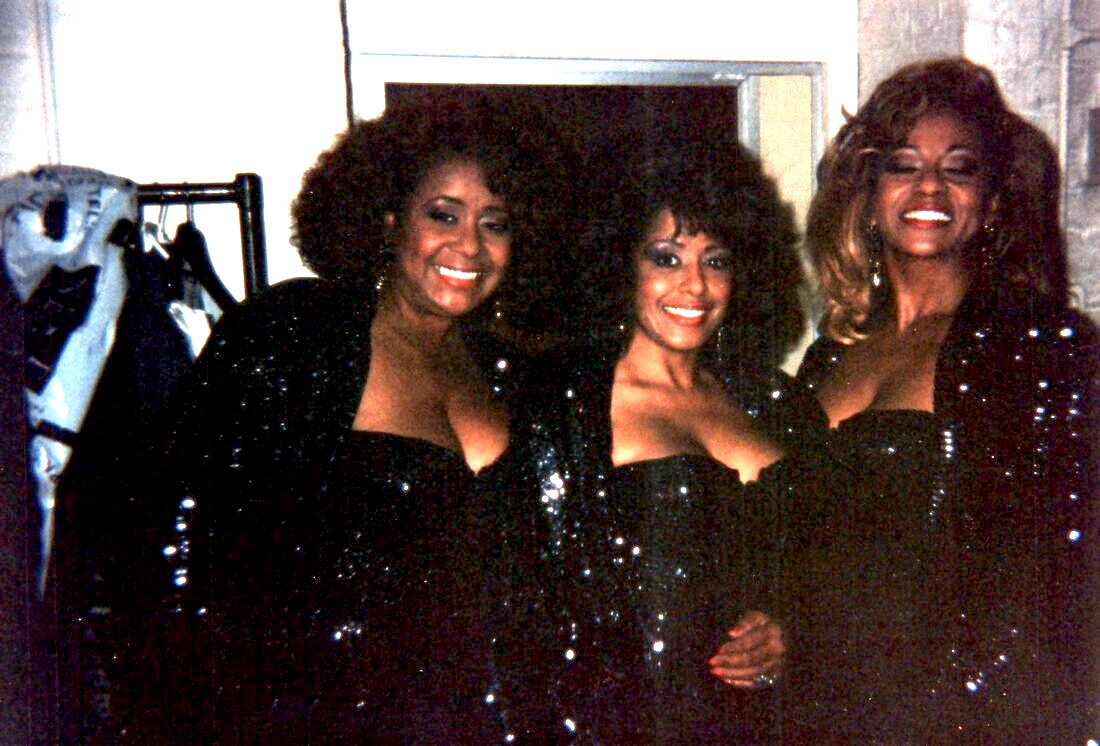 #FlosFriday celebrating 38 years of #SupremeExcellence with #FormerLadiesOfTheSupremes #Lookingback with former #Motown #Supremes #ScherriePayne & #LyndaLaurence joined by #SundrayTucker #KeepTheMusicPlaying #Supremes #Supreme #Glamour