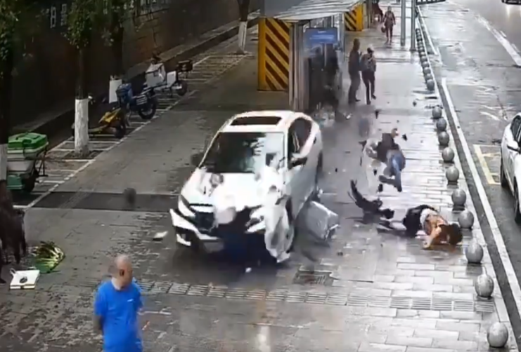 IMÁGENES FUERTES: automovilista pierde el control y arrolla a 9 personas El accidente ocurrió en el distrito de Banan de Chongqing en China Video👇🏼 x.com/i/status/17865…