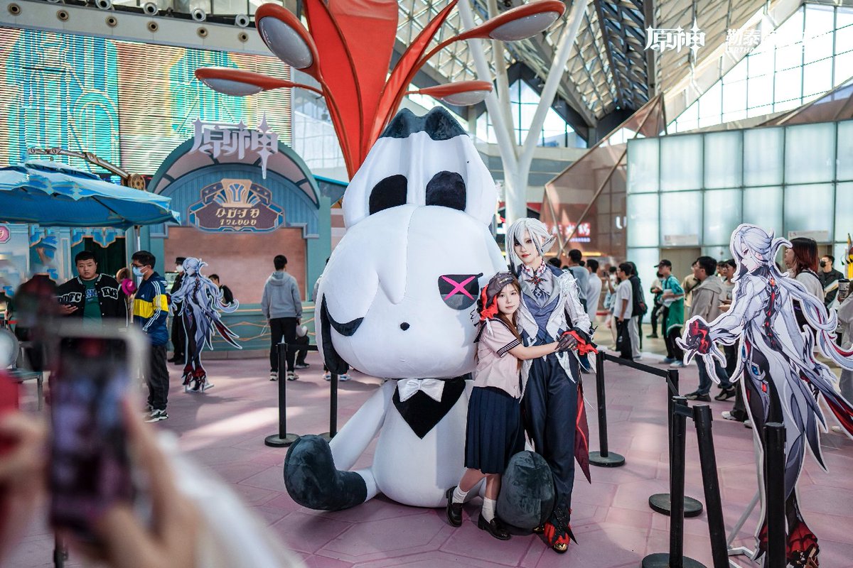 Peluche gigante de Arlecchino de una exhibición oficial de Genshin en China 🌸✨ #GenshinImpact #Arlechinno #原神