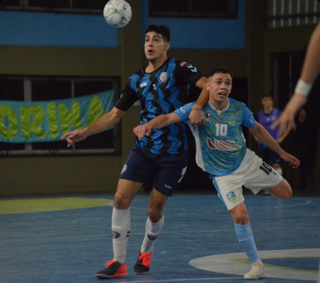 #PrimeraA🇦🇷 | Fecha 8 | FINAL. <a href="/clubsecla/">Club SECLA</a> 3 <a href="/CLUB17DEAGOSTO/">CLUB 17 DE AGOSTO futsal La Cartelera 17A</a> 3.
El Sindicato lo ganaba por dos, pero en el complemento el "Ratón" reaccionó y lo dio vuelta. Faltando 12 segundos "Carita" Alegre marcó el empate para que repartan puntos entre los de Avellaneda y Villa Pueyrredón.