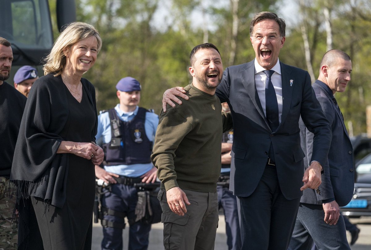 Een foto zegt meer dan duizend woorden.
Deze foto is van #4mei 2023. #Dodenherdenking.
Deze  “leiders” sturen met een schaterlach straks uw kind naar het front.

Dit staat in schril contrast wanneer vanavond de klokken luiden en de natie verenigd hoort te zijn  met respect voor…