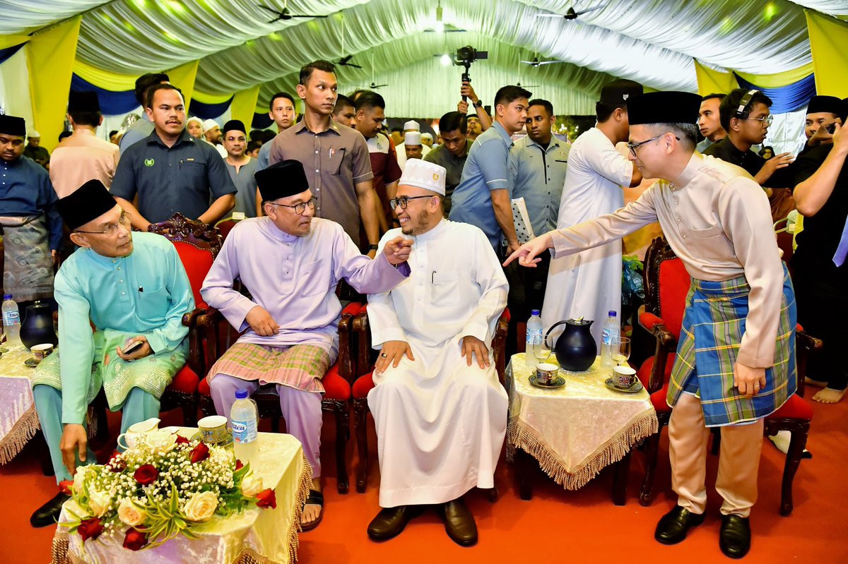 fahmi_fadzil's tweet photo. Sejurus tiba di Lapangan Terbang Sultan Abdul Halim di Alor Setar, saya terus ke Masjid Alwi di Kangar, Perlis bersama YAB Perdana Menteri ke majlis Program Perkampungan Sunnah - 'Jihad Memartabatkan Dakwah, Mempertahankan Ummah'.

Ini merupakan kali pertama seorang Perdana Menteri hadir ke program tahunan yang telah berlangsung selama 9 tahun dan menyatukan ummah bukan hanya di Malaysia, malahan dari negara-negara serantau.

Dato' Seri @anwaribrahim dalam tazkirahya menyampaikan kisah teladan dan contoh tatakelola kerajaan zaman Salahuddin Al-Ayyubi, yang mengakibatkan sebuah zaman yang gemilang pada waktu itu.

Alhamdulillah, rakyat juga dapat turut serta mendengar tazkirah melalui siaran langsung di @rtm_malaysia.

Semoga kita semua dapat meraih manfaat dan dapat mengambil iktibar ke arah membina sebuah negara yang maju dan makmur, bersama sebuah masyarakat yang bermoral dan berakhlak tinggi, insya-Allah.

#MalaysiaMADANI