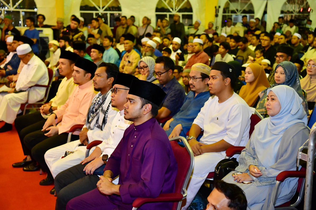fahmi_fadzil's tweet photo. Sejurus tiba di Lapangan Terbang Sultan Abdul Halim di Alor Setar, saya terus ke Masjid Alwi di Kangar, Perlis bersama YAB Perdana Menteri ke majlis Program Perkampungan Sunnah - 'Jihad Memartabatkan Dakwah, Mempertahankan Ummah'.

Ini merupakan kali pertama seorang Perdana Menteri hadir ke program tahunan yang telah berlangsung selama 9 tahun dan menyatukan ummah bukan hanya di Malaysia, malahan dari negara-negara serantau.

Dato' Seri @anwaribrahim dalam tazkirahya menyampaikan kisah teladan dan contoh tatakelola kerajaan zaman Salahuddin Al-Ayyubi, yang mengakibatkan sebuah zaman yang gemilang pada waktu itu.

Alhamdulillah, rakyat juga dapat turut serta mendengar tazkirah melalui siaran langsung di @rtm_malaysia.

Semoga kita semua dapat meraih manfaat dan dapat mengambil iktibar ke arah membina sebuah negara yang maju dan makmur, bersama sebuah masyarakat yang bermoral dan berakhlak tinggi, insya-Allah.

#MalaysiaMADANI