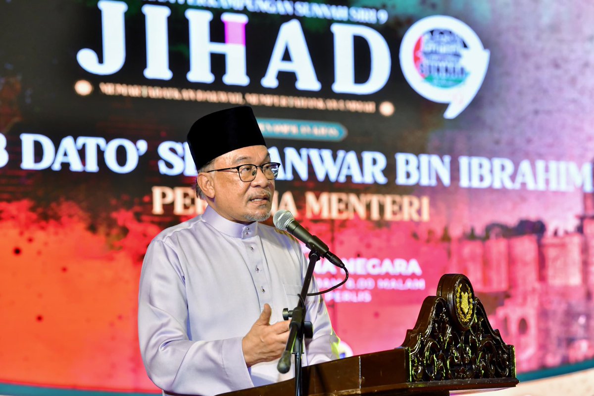 fahmi_fadzil's tweet photo. Sejurus tiba di Lapangan Terbang Sultan Abdul Halim di Alor Setar, saya terus ke Masjid Alwi di Kangar, Perlis bersama YAB Perdana Menteri ke majlis Program Perkampungan Sunnah - 'Jihad Memartabatkan Dakwah, Mempertahankan Ummah'.

Ini merupakan kali pertama seorang Perdana Menteri hadir ke program tahunan yang telah berlangsung selama 9 tahun dan menyatukan ummah bukan hanya di Malaysia, malahan dari negara-negara serantau.

Dato' Seri @anwaribrahim dalam tazkirahya menyampaikan kisah teladan dan contoh tatakelola kerajaan zaman Salahuddin Al-Ayyubi, yang mengakibatkan sebuah zaman yang gemilang pada waktu itu.

Alhamdulillah, rakyat juga dapat turut serta mendengar tazkirah melalui siaran langsung di @rtm_malaysia.

Semoga kita semua dapat meraih manfaat dan dapat mengambil iktibar ke arah membina sebuah negara yang maju dan makmur, bersama sebuah masyarakat yang bermoral dan berakhlak tinggi, insya-Allah.

#MalaysiaMADANI