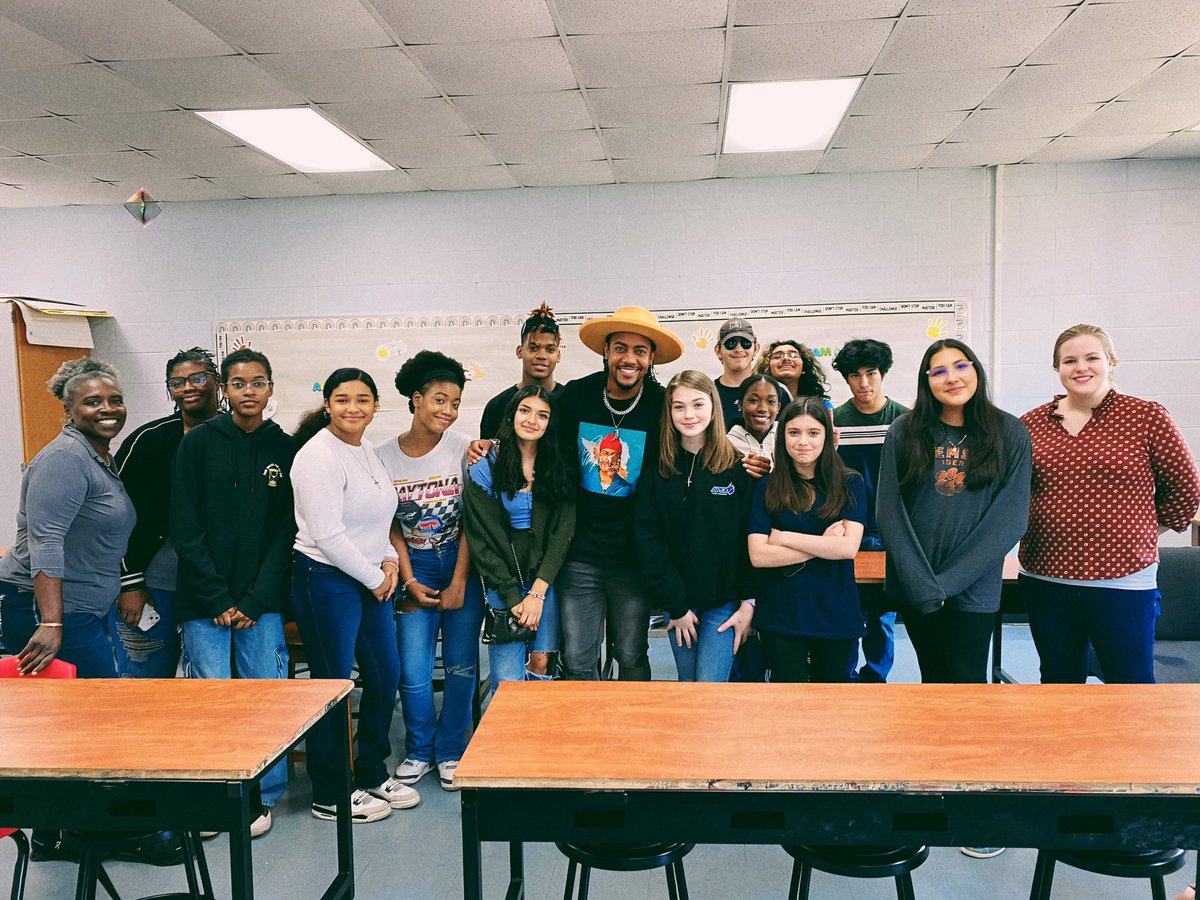 RUDYCURRENCE's tweet photo. Thank You #JETMiddleSchool #ChorusClass for the invite!!! Taught them some new music today and these kids can really SING!!! β€οΈππ½ https://t.co/IUysit2Nik