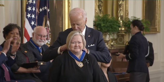 Presidential Medal of Freedom recognizes the heroism and work of Judy Shepard whose son Matthew was tortured, brutally murdered and tied to a prairie fence in Wyoming in shocking gay hate crime.
advocate.com/news/judy-shep… #auspol #LGBTIQ #abcnews #PresidentialMedalofFreedom