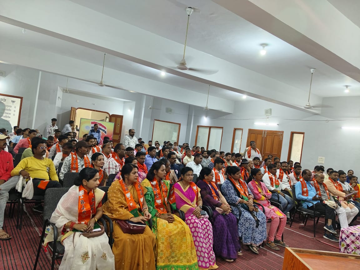 धार लोकसभा के लिए प्रदेश के प्रभारी <a href="/bjpdrmahendra/">Dr. Mahendra Singh</a> नें सभी प्रभारियों, चुनाव प्रबंधन में लगे कार्यकर्ताओं और PM  <a href="/narendramodi/">Narendra Modi</a> की सभा की तैयारियों की बैठक ली।
उन्होंने वातावरण को मोदीमय कर अपने यशस्वी नायक की सभा को ऐतिहासिक सफल बनाने का आव्हान किया। कार्यकर्ताओं में उन्होंने जोश