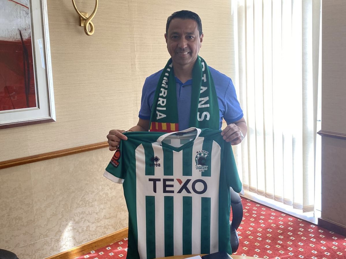 🚨 ¡𝐍𝐮𝐞𝐯𝐨 𝐫𝐞𝐭𝐨 𝐩𝐚𝐫𝐚 𝐍̃𝐨𝐥 𝐞𝐧 𝐈𝐧𝐠𝐥𝐚𝐭𝐞𝐫𝐫𝐚!

Nolberto Solano 🇵🇪 se convierte en nuevo DT del Blyth Spartans 🏴󠁧󠁢󠁥󠁮󠁧󠁿 que acaba de descender a la séptima división del fútbol inglés.

“El maestrito” dirigió el año pasado al AFC Eskilstuna 🇸🇪 donde descendió.