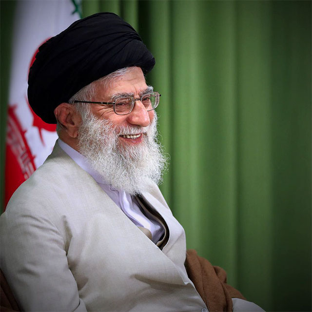 یا رب دل دوستان پر از غم نکنی
با تیر قضا قامت ما خم نکنی
ای چرخ تورا به حق قرآن سوگند
یک مو ز سر سیّد ما کم نکنی
#لبيك_يا_خامنه_ای‌