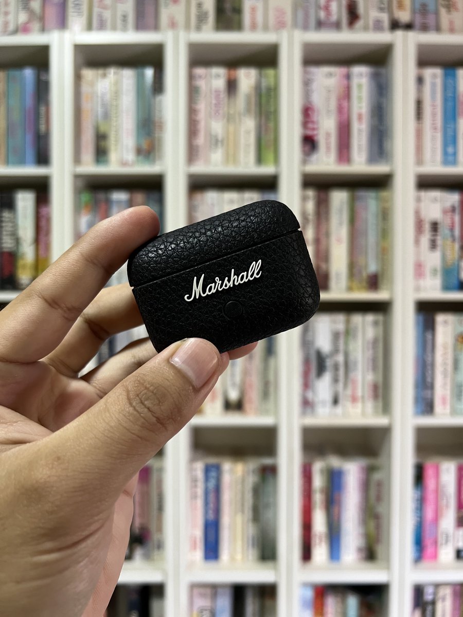 Premium teruk earbuds Marshall ni, suka betul aku dengan texture casing dia.

Cantik kan?