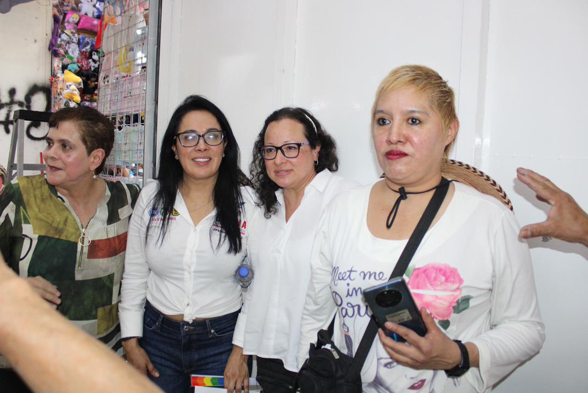 SilviaSanBarr's tweet photo. ¡Feliz de visitar a mis compañeros de lucha incansable‼️
¡Sigamos luchando por la libertad de defender nuestra causa, el comercio popular! 🫶🏼 #ChambeandoAndo https://t.co/6igws386GA