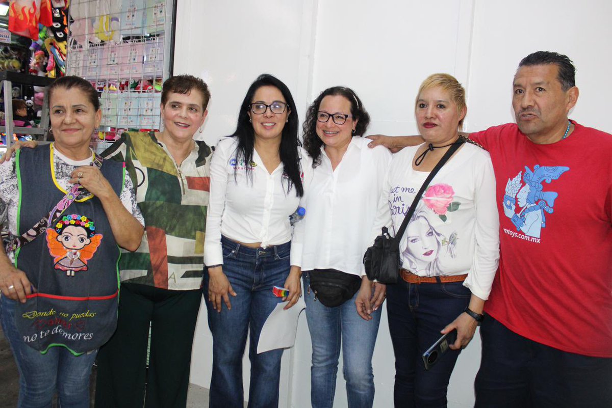 SilviaSanBarr's tweet photo. ¡Feliz de visitar a mis compañeros de lucha incansable‼️
¡Sigamos luchando por la libertad de defender nuestra causa, el comercio popular! 🫶🏼 #ChambeandoAndo https://t.co/6igws386GA