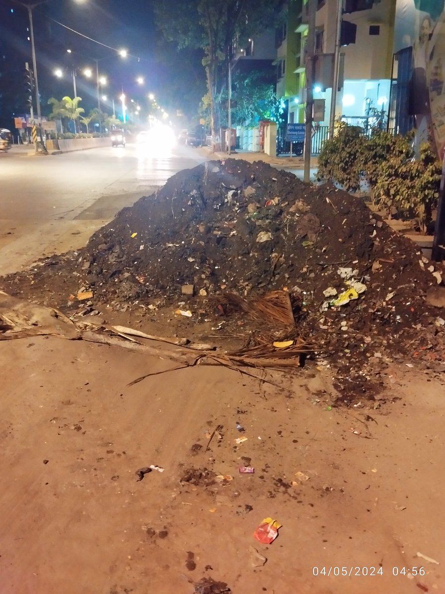 pallukaka's tweet photo. @mybmcWardPS a truck full of #garbage had been dumped on the #svroad opp sadguru hotel #goregaon since the last two days It's on an important road crossing and junction and a very serious accident is waiting to happen! Right under the #CCTV cameras .no rule of law here? https://t.co/X7iARw65ox