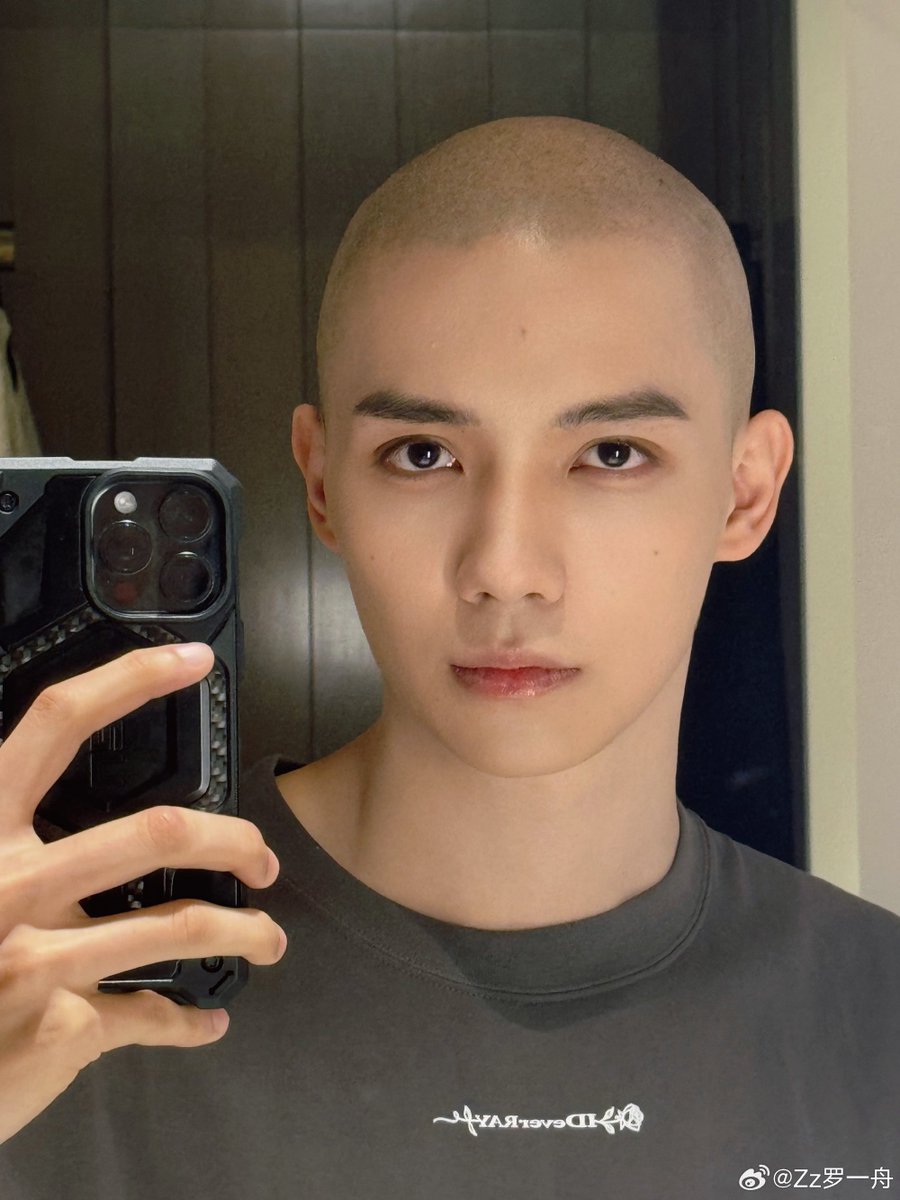 Googgigg7's tweet photo. แดดเมืองไทยที่ว่าแน่ ยังแพ้ให้ #หลัวอีโจว #LuoYizhou #罗一舟 นายน้อยหล่อมากกก~~🔥🔥🔥 https://t.co/eH8F22NYRq