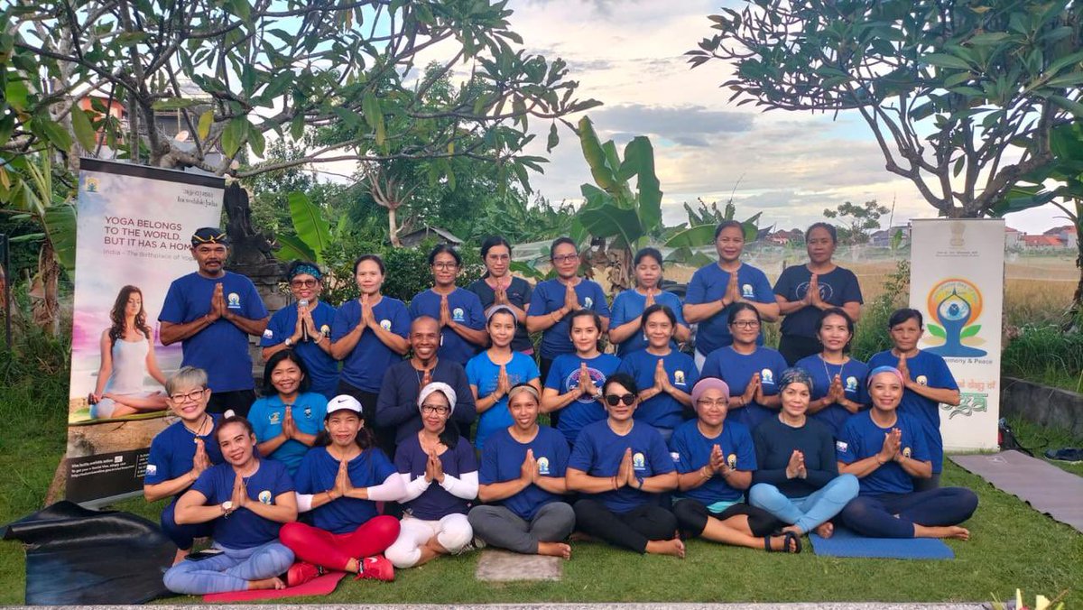 Yoga, derived from the Sanskrit word 'Yuj,' is a holistic discipline that promotes inner union by harmonizing the mind and body. The 9th pre-event of #IDY 2024 was held on 17 April by CGI & SVCC Bali patnering with Shanti Yoga Community in Denpasar. #75thIndiaIndonesia