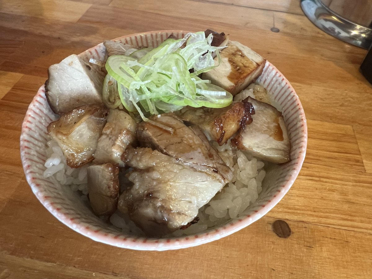 中華蕎麦　會さんへ

ごんぶと汐ワンタン煮干
肉メシ

今年は月一ペースでしか来れてない分、待ち望んだ煮干タイム🐟😆
もちもちごんぶと麺にニボスープが絡んで口の中が幸せに🤩❤️

iCHiさん、山口元メンバーさんともお話しできて楽しい煮干補給ランチタイムでした☺️

ごちそうさまでした🙏