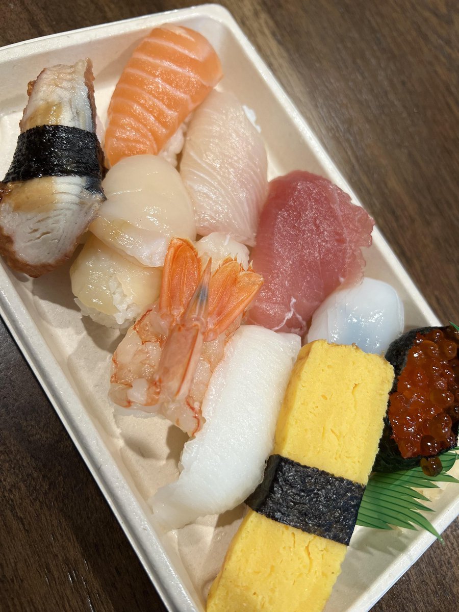 🍣 You don't get this quality from a grocery store. Sometimes, I feel like Netflix and sushi... so I'll hit my favorite mom-and-pops Japanese restaurant on the way home

#sushi #sushilover #SushiTime #Japanesefood #sushiplate #sushiporn🍣 #sushiheaven #SushiArt #Netflix