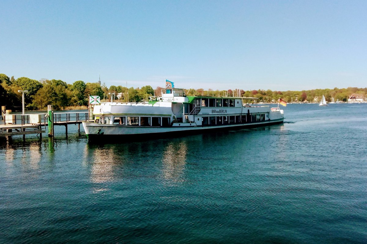 Foto der 'MS Bär von Berlin' der Reederei Treibler an ihrer Anlegestelle in Wannsee 

#LoveBerlin