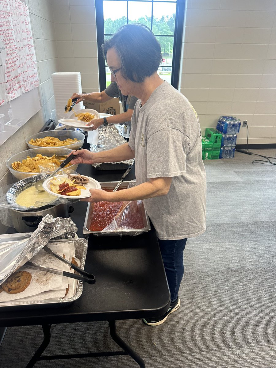 Teacher Appreciation Week is May 6 - 10. 

However, RHS started two days early so our faculty would get seven days of being appreciated! 

We had SMASHED Truck burgers and fries for lunch Thursday. Today, we enjoyed Dady’s Roasted Corn with BBQ Nachos! 

#TeacherAppreciationWeek