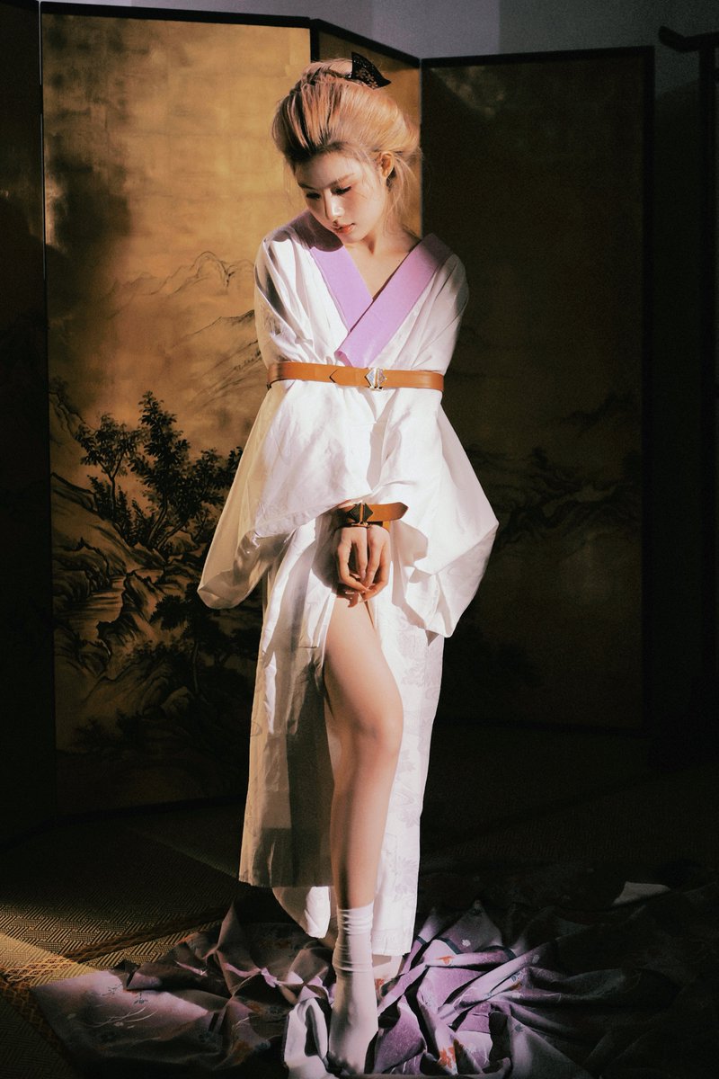 “束缚不羁，形与意融。”

📸<a href="/huisai1989/">辉-Sai</a> 
Model：<a href="/naiqiu000/">奶球</a>

#索迹还能这样玩，一锁一扣一环，轻松组装，环绕成出奇的艺术感。
 #索迹 #LOCKINK #BDSMovement 
💞各大平台🔍索迹，获取最新活动价！