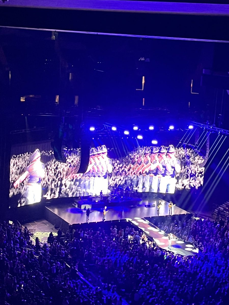 NikkiG117's tweet photo. What a great night at the Canadian Tire centre watching Tim McGraw and Carley Pearce. https://t.co/2q1AdD94ao