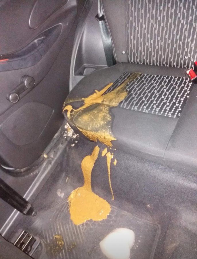 isadoramrib's tweet photo. 🚨ME AJUDEM🚨

gente boa tarde, meu pai estava rodando ontem na uber e estava com essa passageira no carro! a desgraçada cagou no banco do meu pai, qualquer informação por favor me comunicar na DM!!!!! o nome dela é Alice, compartilhem até achar essa cagona desgraçada😡😡😡 https://t.co/17SsOXZbOZ