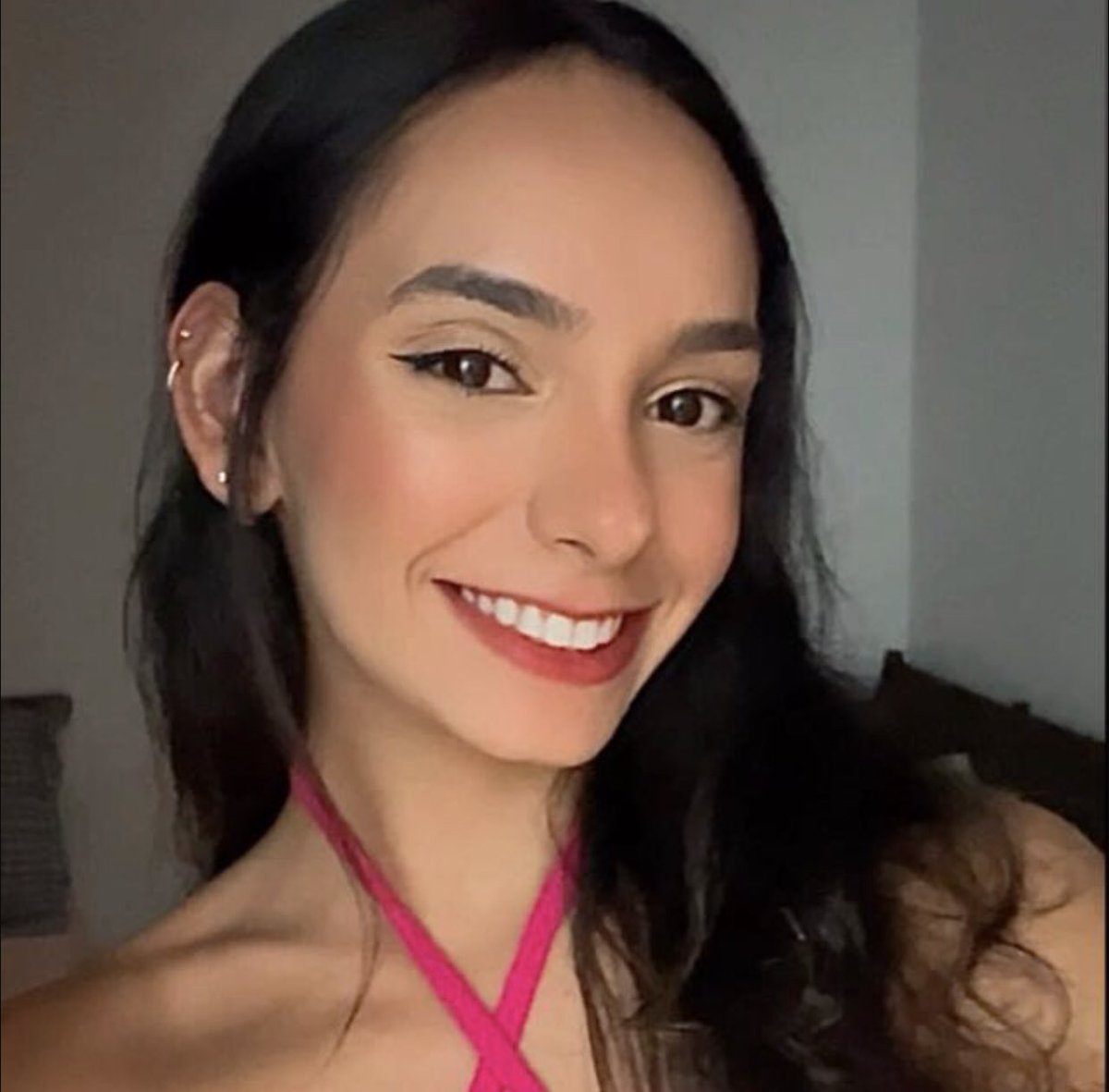 isadoramrib's tweet photo. 🚨ME AJUDEM🚨

gente boa tarde, meu pai estava rodando ontem na uber e estava com essa passageira no carro! a desgraçada cagou no banco do meu pai, qualquer informação por favor me comunicar na DM!!!!! o nome dela é Alice, compartilhem até achar essa cagona desgraçada😡😡😡 https://t.co/17SsOXZbOZ