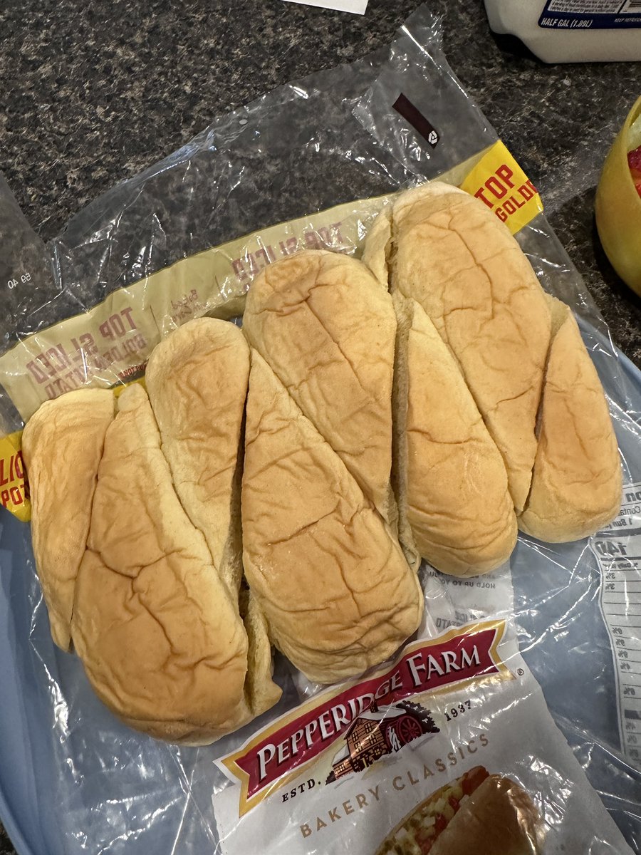 NYRDMB's tweet photo. @PepperidgeFarm Ummm, help me out here.  Can you recommend some cross cut hot dogs to fit into these buns???   I think we need a pallet or two of @milanocookies to ease our pain and suffering.  Our house is bunless tonight 😭😭😭 https://t.co/NdSt8fgyym