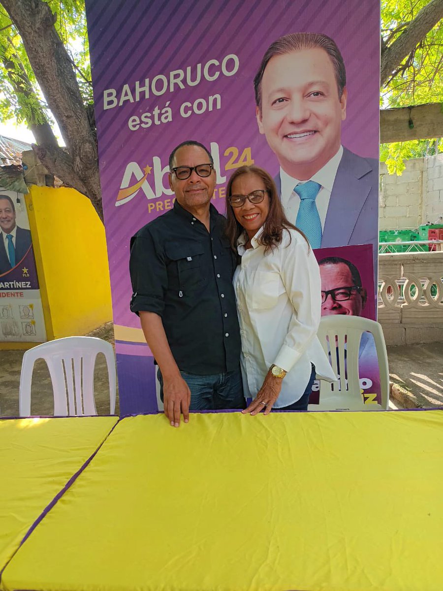 Mercedesmella5's tweet photo. El amor, el calor, el aprecio de mi gente es que mantiene viva esta candidatura, gracias clavellina por tal muestra de cariño, junto a @abelmartinezd presidente y @marinofeliz24 bahoruco volverá a resplandecer. 
#abelpresidente 
#marinosenador
#mercedesmelladiputada https://t.co/Xz8dCOUc73
