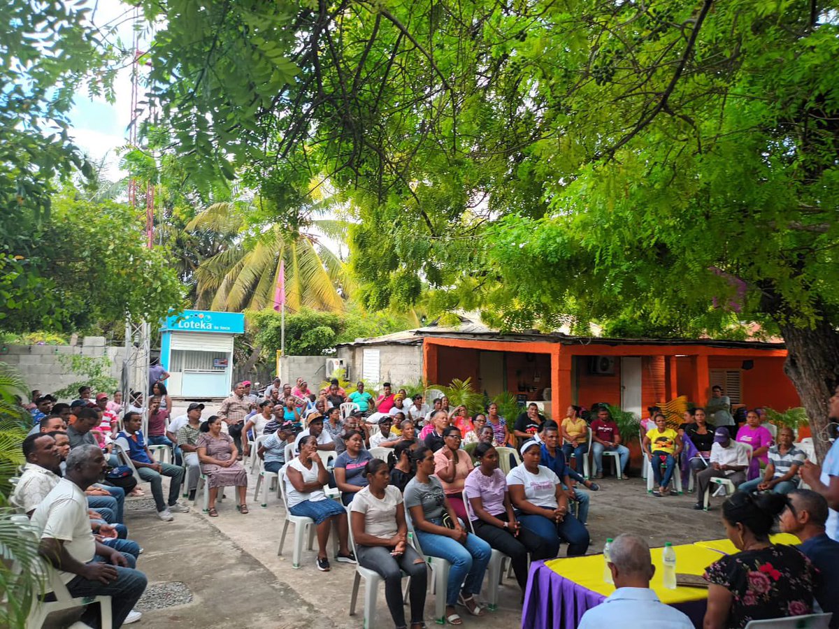 Mercedesmella5's tweet photo. El amor, el calor, el aprecio de mi gente es que mantiene viva esta candidatura, gracias clavellina por tal muestra de cariño, junto a @abelmartinezd presidente y @marinofeliz24 bahoruco volverá a resplandecer. 
#abelpresidente 
#marinosenador
#mercedesmelladiputada https://t.co/Xz8dCOUc73