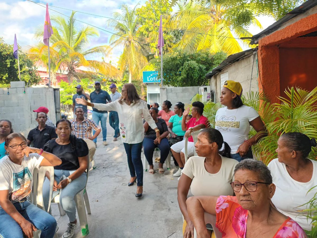 Mercedesmella5's tweet photo. El amor, el calor, el aprecio de mi gente es que mantiene viva esta candidatura, gracias clavellina por tal muestra de cariño, junto a @abelmartinezd presidente y @marinofeliz24 bahoruco volverá a resplandecer. 
#abelpresidente 
#marinosenador
#mercedesmelladiputada https://t.co/Xz8dCOUc73