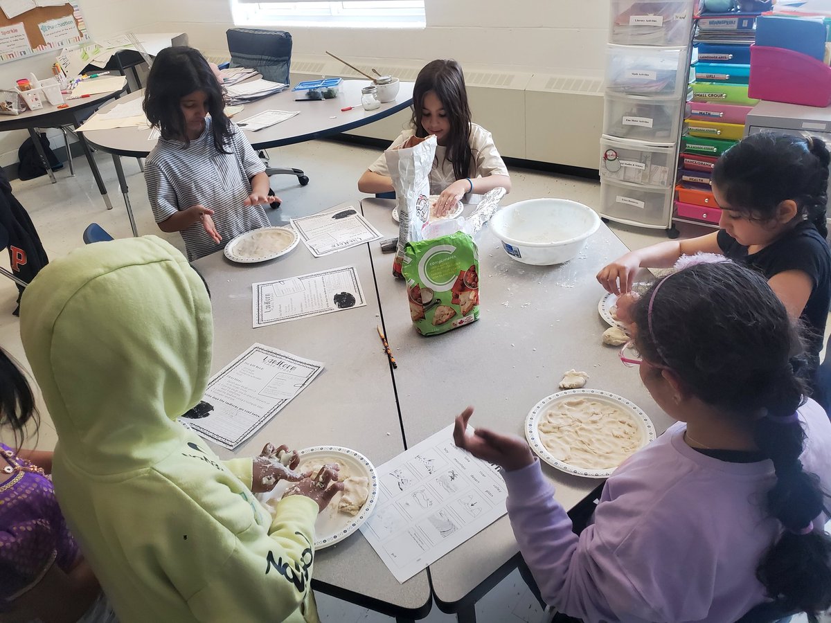 PriyankaDPrasad's tweet image. Getting our hands dirty with salt dough to make our landforms! @TribuneDrive #globalcommunities #perfectforrainydays