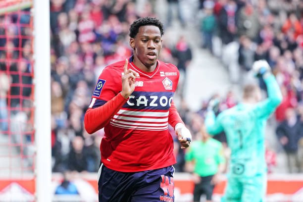 The Jonathan David deal is complicated, at least for the moment, because the Canadian striker is unwilling to accept less than €5M per year. #Napoli besides their franchise player (Osimhen) would like to maintain a salary cap of around €4M a year. 🇨🇦 [@TuttoMercatoWeb]