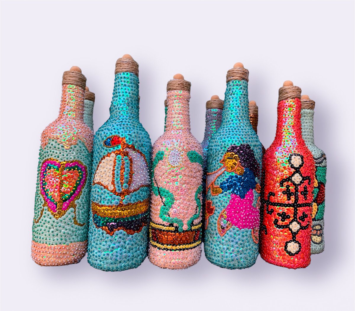 YouselineVital's tweet photo. Découvrez dès maintenant la magie de ma nouvelle collection de bouteilles en paillettes et en perles! ✨
#yvi #Décoration #Luxe https://t.co/LYFKfNvCW6