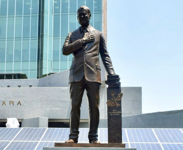 EnriqueV01's tweet photo. Hoy en @udg_oficial  develamos la estatua de Raúl Padilla.  Celebramos hoy en su cumpleaños, al hombre ilustre y al lider de una comunidad académica y estudiantil que nos enseñó que la cultura y el conocimiento tienen que estar al servicio de todos y todas. https://t.co/TE3x1wtpN2