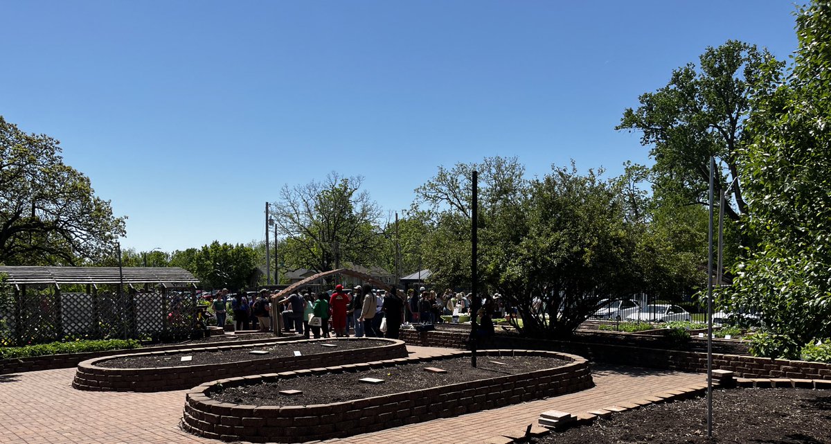 Congratulations Kansas City on USDA’s recent designation of the metro as an Urban Agricultural Hub.  It was a beautiful day to celebrate in the @KC_Gardens !

#urbanag #farmersmarket #communitygardens