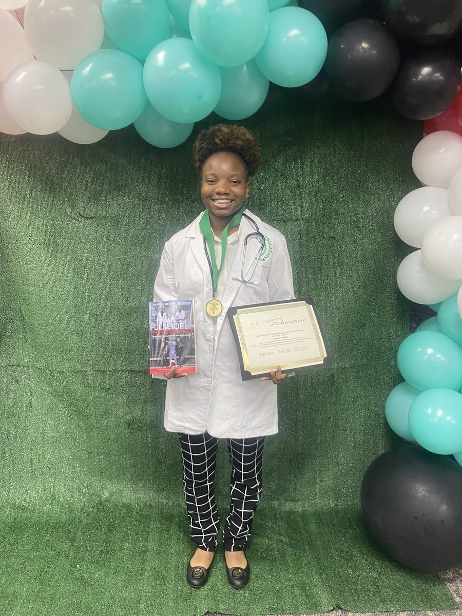 PeoplesMaya's tweet photo. I am very blessed to receive a  white coat with Ivy Center for Education and UAMS. Thankful for this opportunity! 
#healthcare 
#futuremedicalreaearcher
#870made https://t.co/dPt5ov77gW