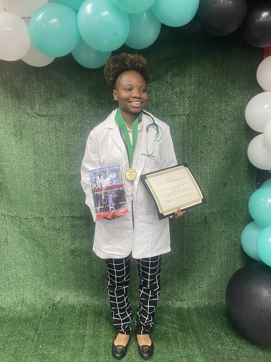 PeoplesMaya's tweet photo. I am very blessed to receive a  white coat with Ivy Center for Education and UAMS. Thankful for this opportunity! 
#healthcare 
#futuremedicalreaearcher
#870made https://t.co/dPt5ov77gW