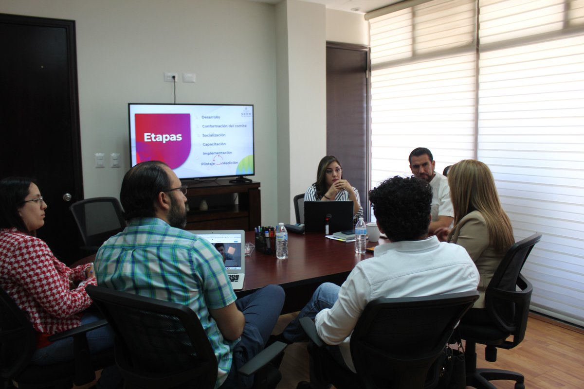 Diana Ocón, de la mesa directiva de @CCEDGOMX   en representación @montelongo_raul , asistió a #ReuniónDeTrabajo con la @SEED_Dgo ,  para  fortalecer la vinculación del sector educativo y empresarial  en el tema de oportunidades laborales para profesionistas recién  egresados.