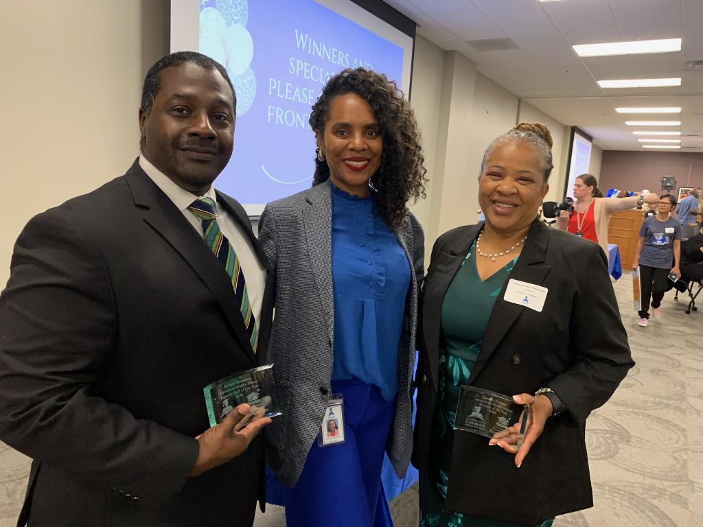 Congratulations to our AMS STAR Teacher of the Year, Leontra Foreman, and our AMS STAR Support Staff of the Year, Michael Saunders!!!

#AMS💙🤍 #OneTeamOneDream🐺 #KCKPS  #BetterEveryDay