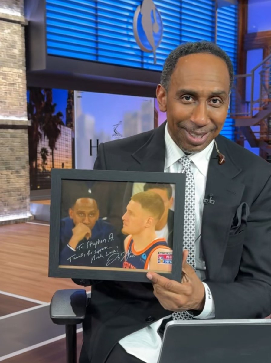 Donte DiVincenzo got Stephen A. Smith a signed copy of this iconic photo😭

(via @stephenasmith)