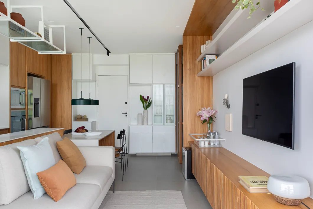 👉Apê do Dia

Branco e madeira criam décor cozy em apartamento de 70 m². Para não tirar o protagonismo da vista para o Morro Pão-de-Açúcar, o projeto de Rafael Ramos preza pelo aconchego com linhas simples.